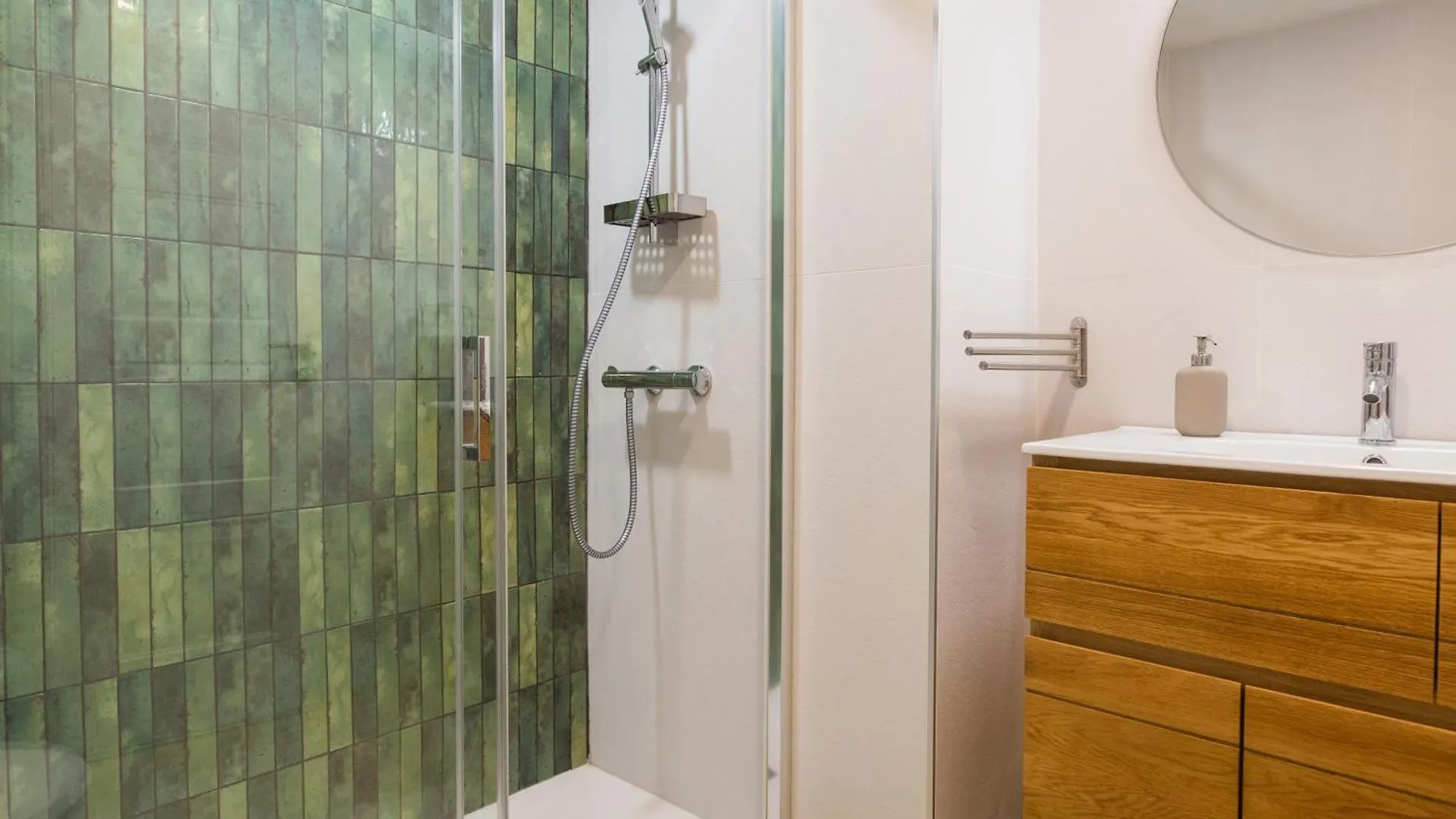Malaga Centro Ii: Central And Bright Apartment With Balconies 0*,