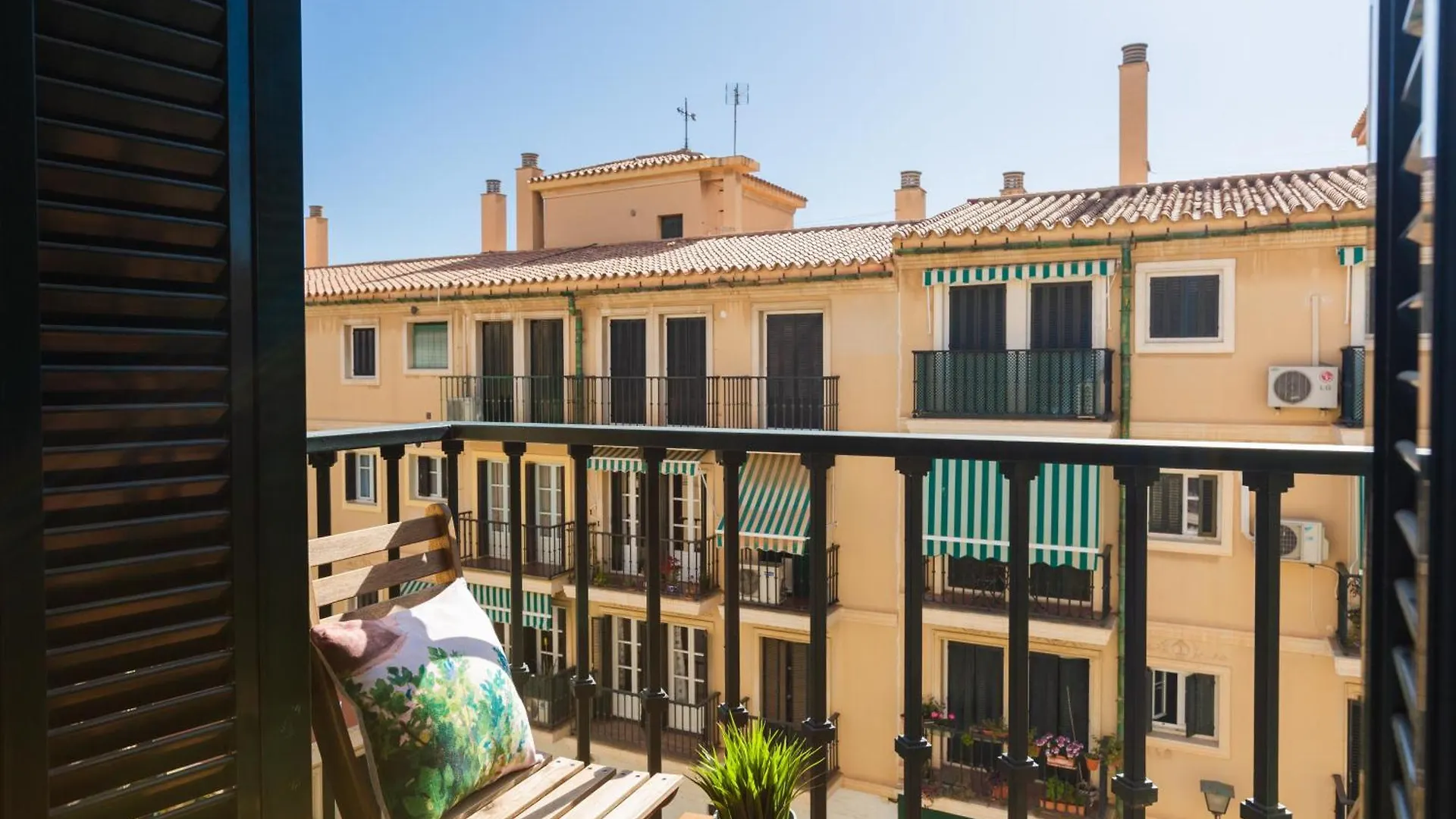 Malaga Centro Ii: Central And Bright Apartment With Balconies