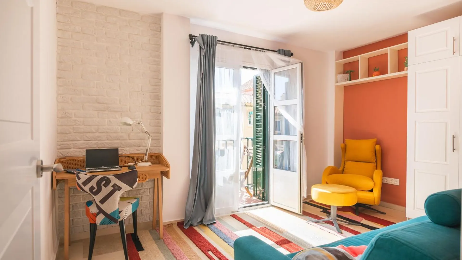 Malaga Centro Ii: Central And Bright Apartment With Balconies