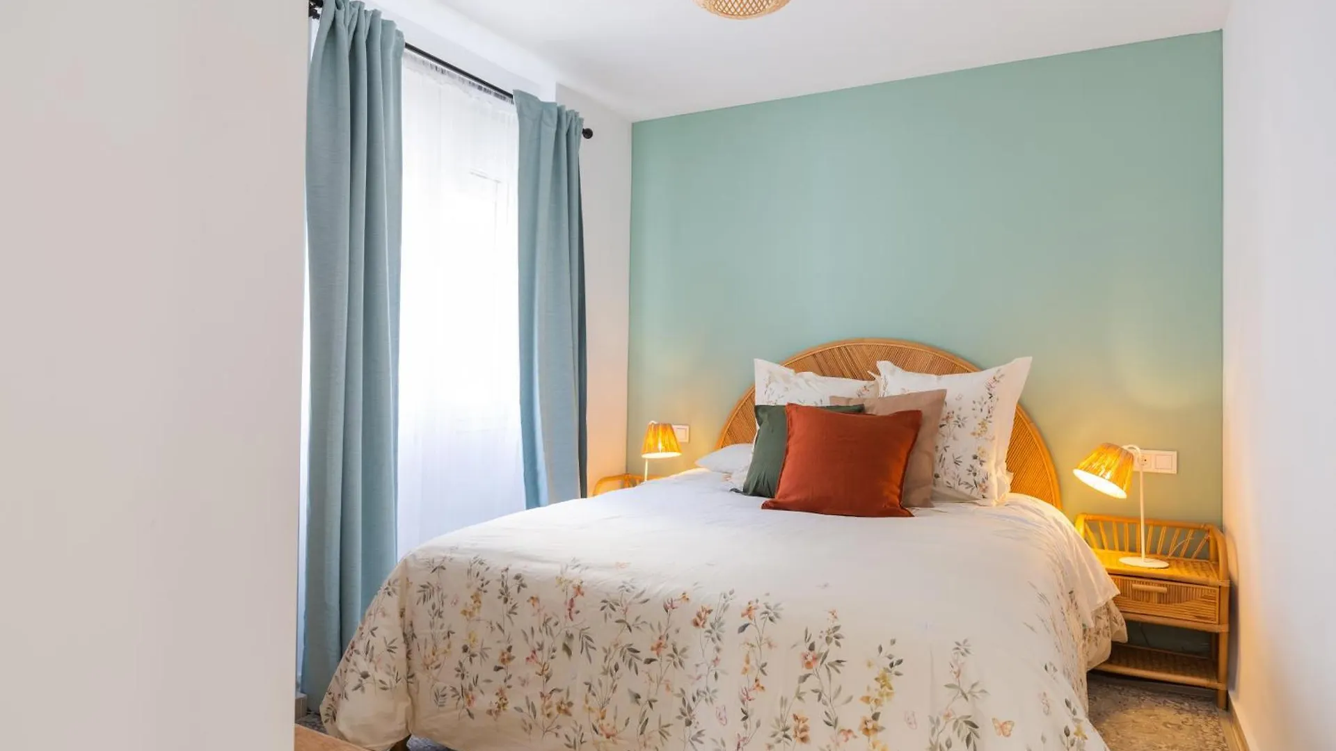 Malaga Centro Ii: Central And Bright Apartment With Balconies